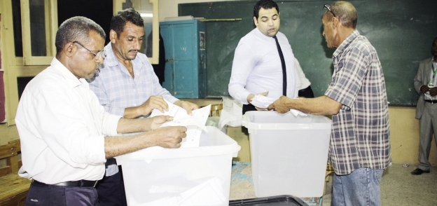 جانب من عمليات فرز الأصوات فى الجولة الأولى للانتخابات «صورة أرشيفية»