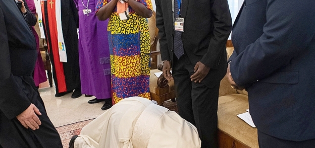 البابا فرانسيس يقبل أرجل قادة جنوب السودان