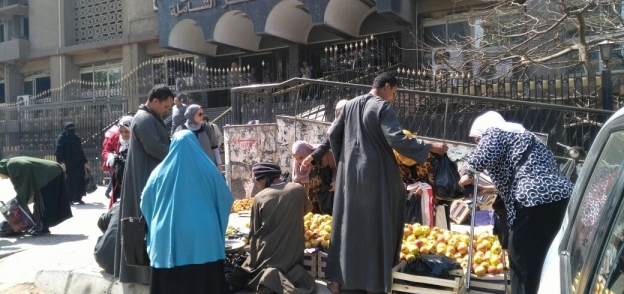 سوق للخضراوات أمام عيادة مدينة نصر الشاملة