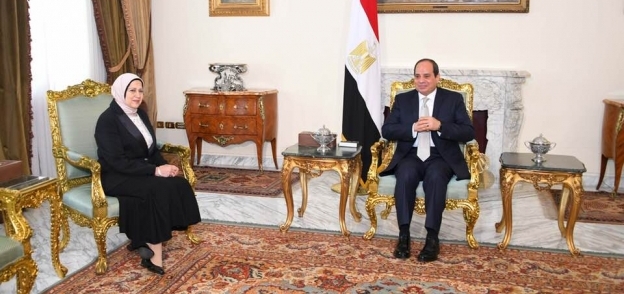 الرئيس السيسي خلال لقاء سابق مع المستشارة أماني الرافعي رئيس هيئة النيابة الإدارية