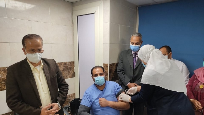 رضا عرفات رئيس قسم الصيانة أثناء تلقي اللقاح
