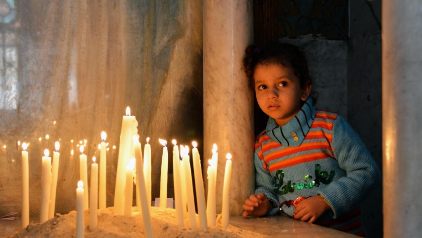 الأطفال والشباب يضيئون الشموع احتفالاً بالعذراء