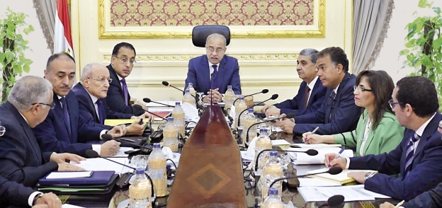 «إسماعيل» وعدد من الوزراء أثناء اجتماع بحث تعويضات المقاولين