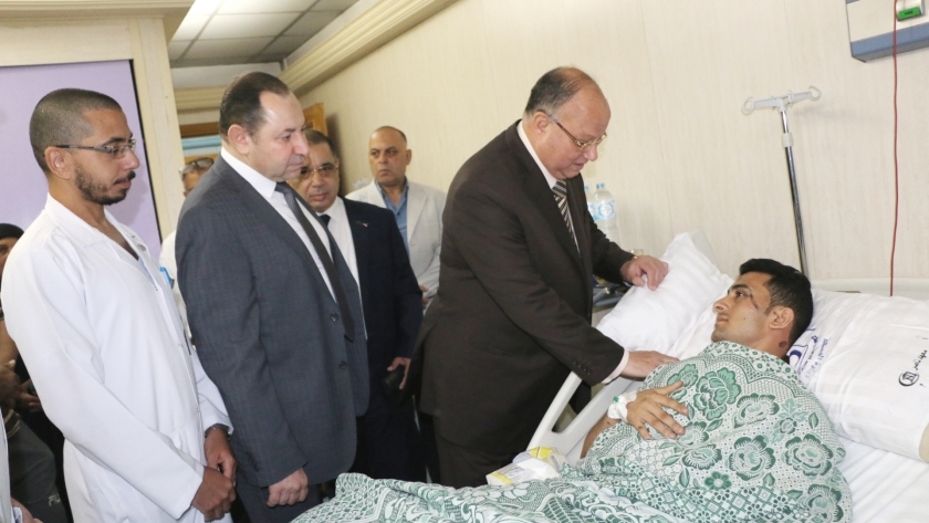 محافظ القاهرة يزور المصابين