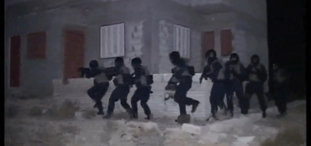 القوات خلال مداهمة أحد شاليهات العريش لضبط متورطين فى استهداف كمين المطافئ