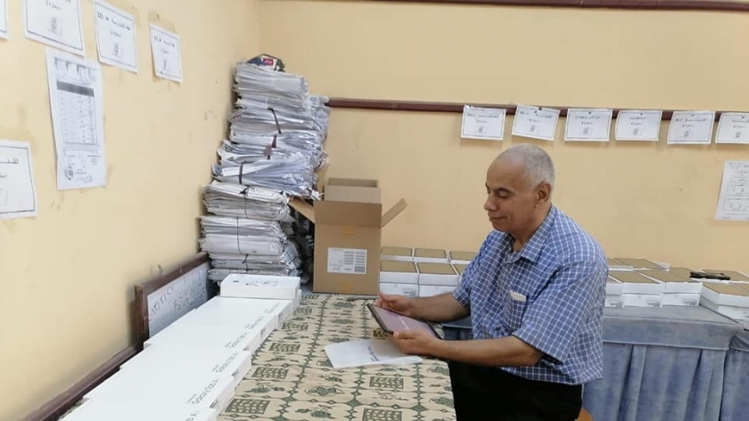 تسليم 20 ألف جهاز تابلت لتوزيعها على طلاب الثانوي في كفر الشيخ