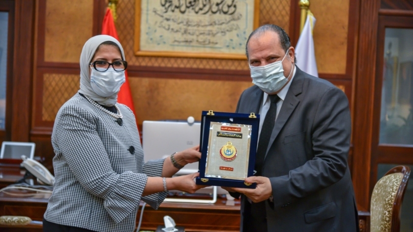 وزيرة الصحة تكرم خالد الصاوي لمشاركته في التوعية بتجارب لقاح كورونا