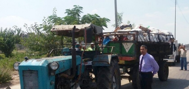 رئيس مدينة دمنهور أثناء ضبط جرار ينقل مخلفات سجن الأبعادية لمزرعة سمكية