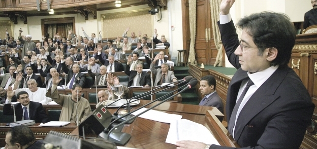 برلمان 2010.. و«عز» ورجاله أثناء التصويت بالموافقة على أحد القوانين «صورة أرشيفية»
