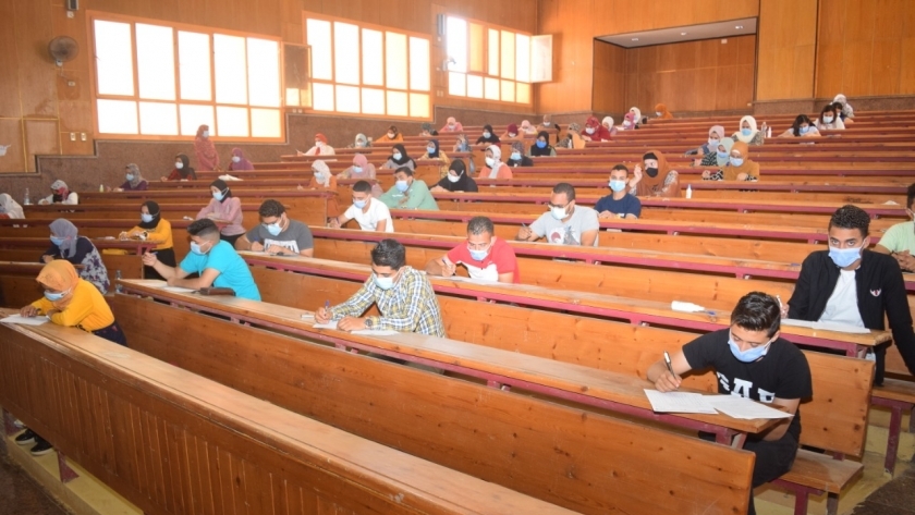 ٢٢ ألف و ٦٠٠ طالب يخوضون امتحانات الفصل الدراسي الثاني بكليتي التجارة والآداب بجامعة سوهاج