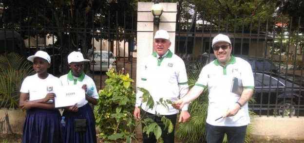 وزير الري يزرع شجرة في تنزانيا