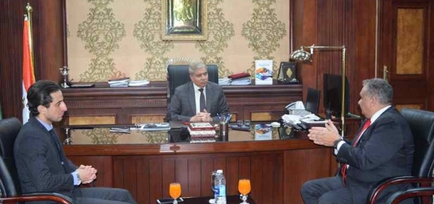 محافظ المنيا مع نائب مساعد وزير الخارجية للشئون القنصلية