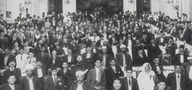 أعضاء حزب الوفد في بيت الأمة ينتظرون خطاب سعد زغلول في عام 1919