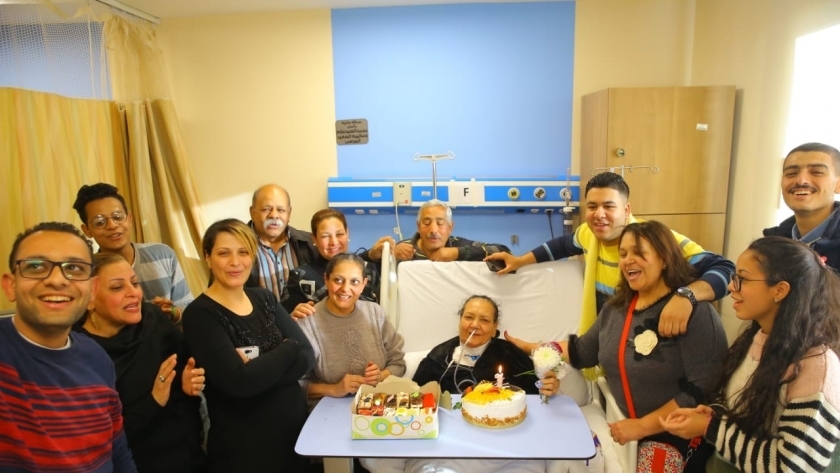 احتفال أبناء وأحفاد مريضة بعيد ميلادها داخل مستشفى شفاء الأورمان