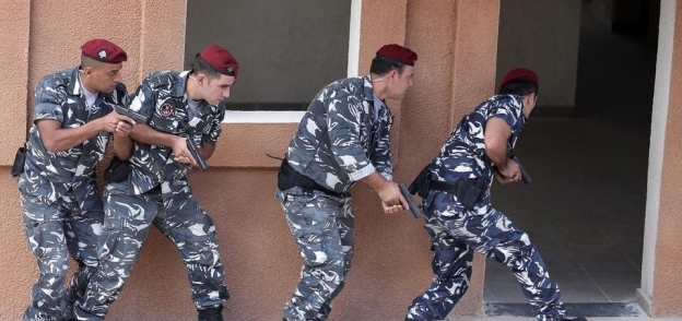 لحظة تدخل الأمن اللبناني لتحرير طفل تقيده أمه بالسلاسل