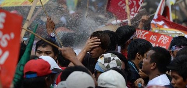 بالصور| الشرطة الفلبينية تفرق تظاهرة ضد قمة "أبيك" بمدافع المياه