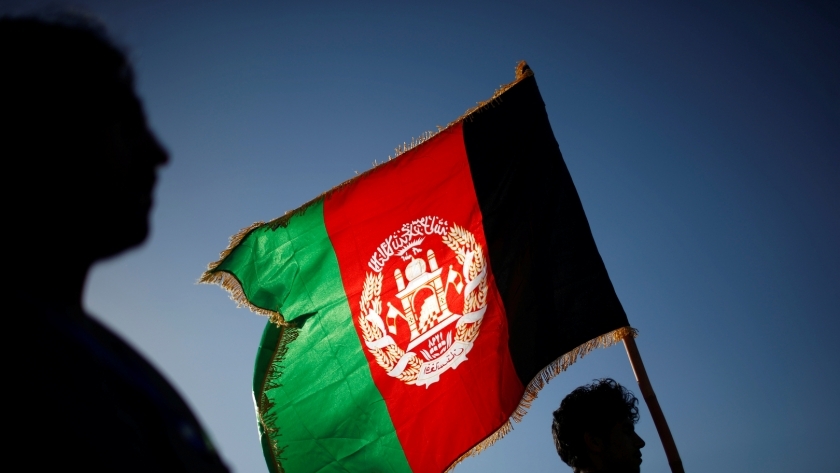 جندي يحمل علم أفغانستان