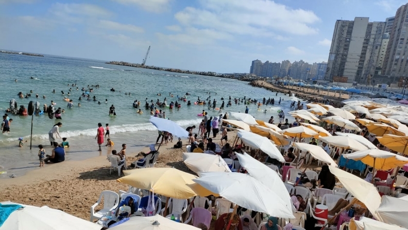 ازدحام على شواطئ الإسكندرية