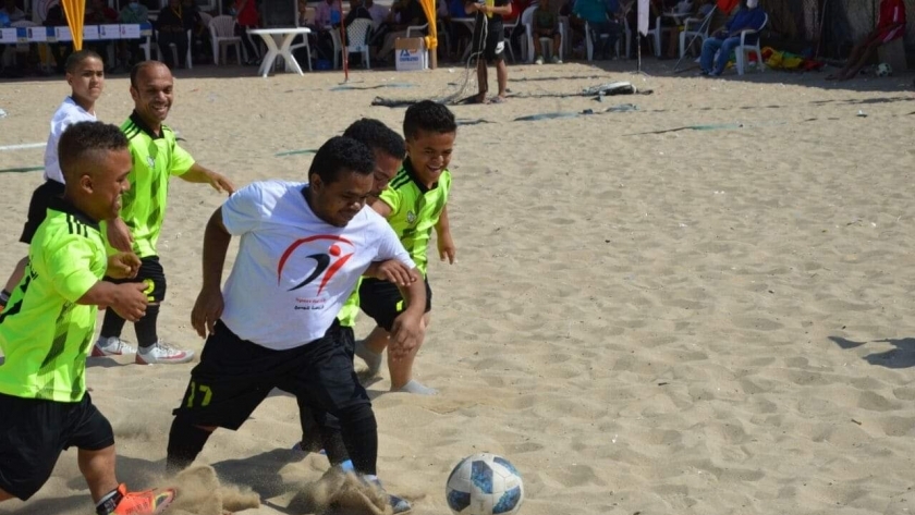 قصار القامة يلعبون كرة القدم على شواطئ الإسكندرية