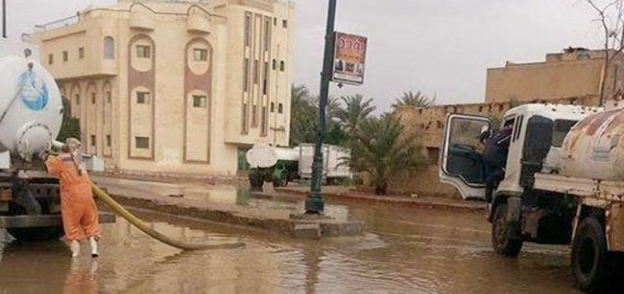 شركة مياه مطروح خلال نزح تجمع مياه الامطار من الشوارع