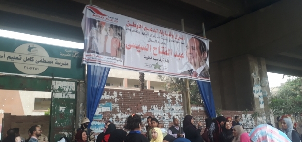 اقبال كثيف من السيدات على اللجان الانتخابية بمدرسة مصطفى كامل الابتدائية ببولاق الدكرور