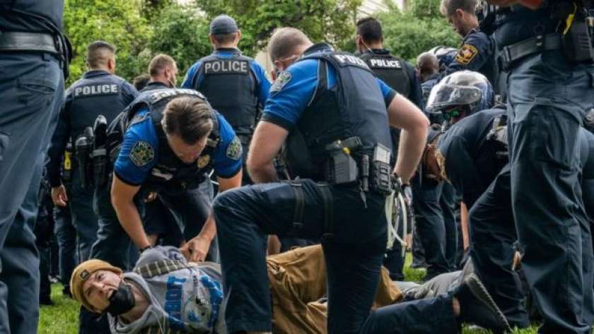 الشرطة الأمريكية تعتدي على المتظاهرن المناهضين لإسرائيل