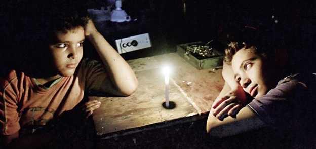 طفلان فى انتظار عودة الكهرباء «صورة أرشيفية»
