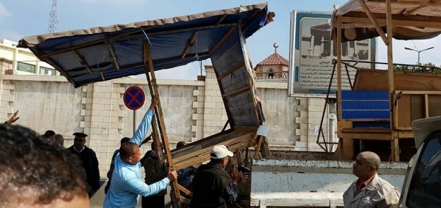 حملة لإزالة شغالات البائعة الجائلين بحي وسط في الإسكندرية