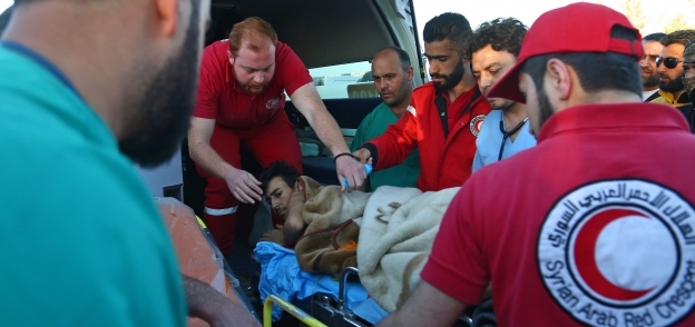 سيارة إسعاف تنقل أحد المصابين فى مدينة «دوما» بسبب النزاع فى سوريا «أ. ف. ب»