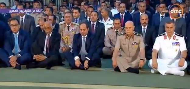 الرئيس عبدالفتاح السيسي أثناء أداء صلاة العيد بمسجد محمد كريم
