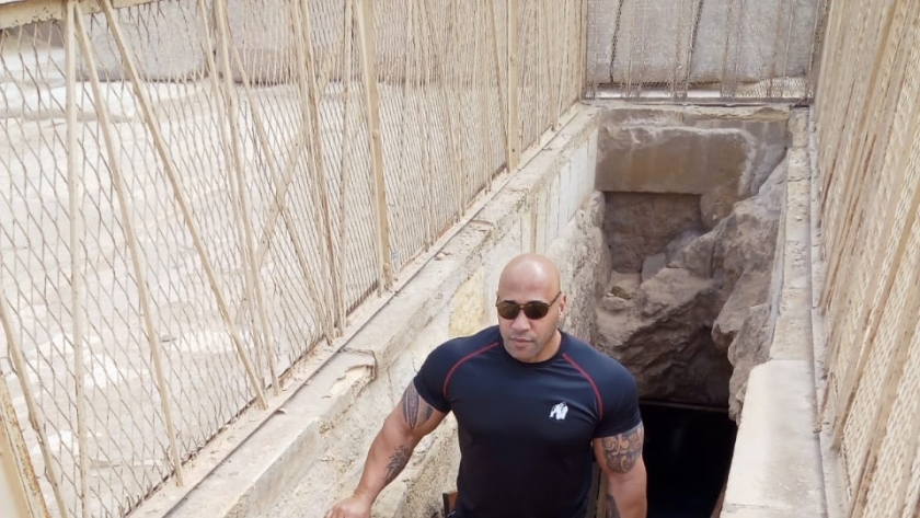 دينيس جميس مدرب البطل المصري «بيج رامي» يزور منطقة آثار الهرم (صور)