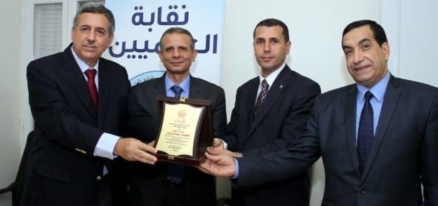 نقابة العلميين بالغربية تكرم أساتذة العلوم الحاصلين على جوائز جامعة طنطا