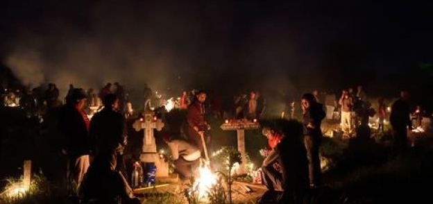 بالصور| في رومانيا.. يشعلون الشموع في المقابر احتفالا بأحد الشعانين