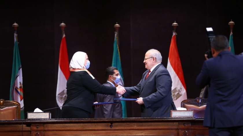 رئيس جامعة القاهرة يهدي القباج الدرع