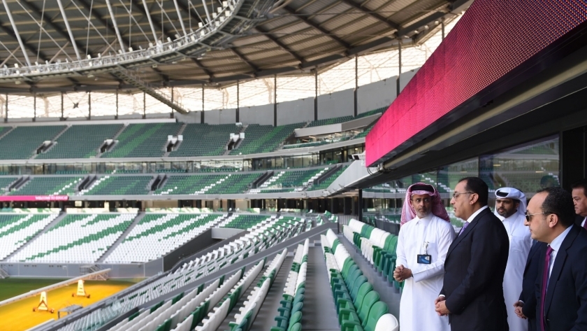رئيس الوزراء يتفقد أحد ملاعب كأس العالم في قطر.. «صور»