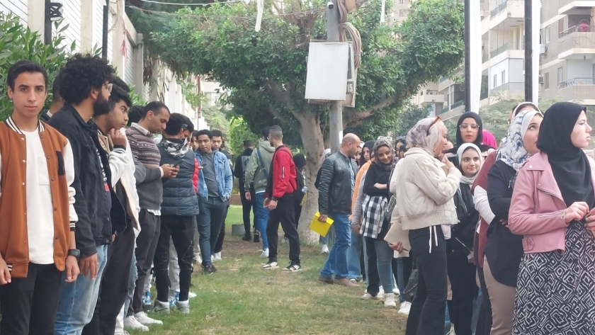 طوابير من الشباب أمام لجان مدرسة المنارة بمدينة نصر