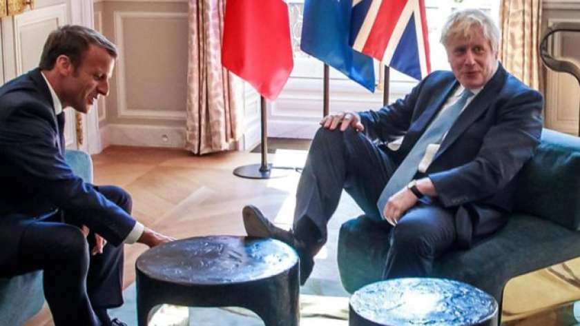 رئيس الوزراء البريطاني يضع قدمه أمام الرئيس الفرنسي