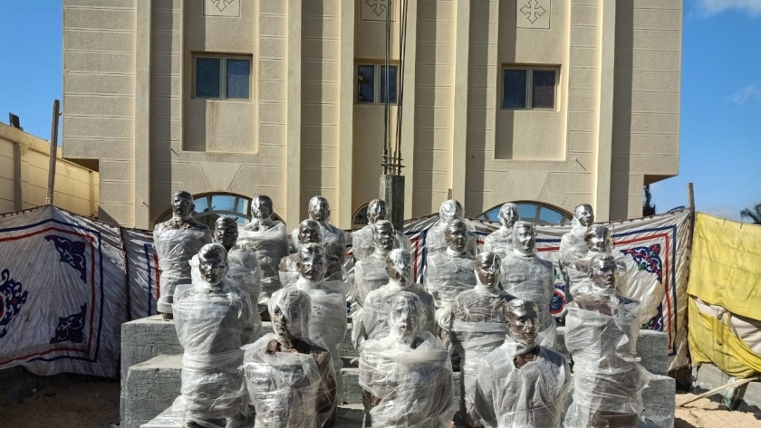 تماثيل شهداء ليبيا في مراحل الاستعداد لوضعها بمدخل كنيسة شهداء الإيمان في المنيا