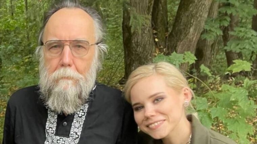 داريا دوجين مع والدها المفكر الروسي إلكسندر دوجين
