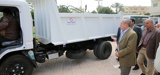 توزيع سيارات نظافة على قرى كفر الشيخ