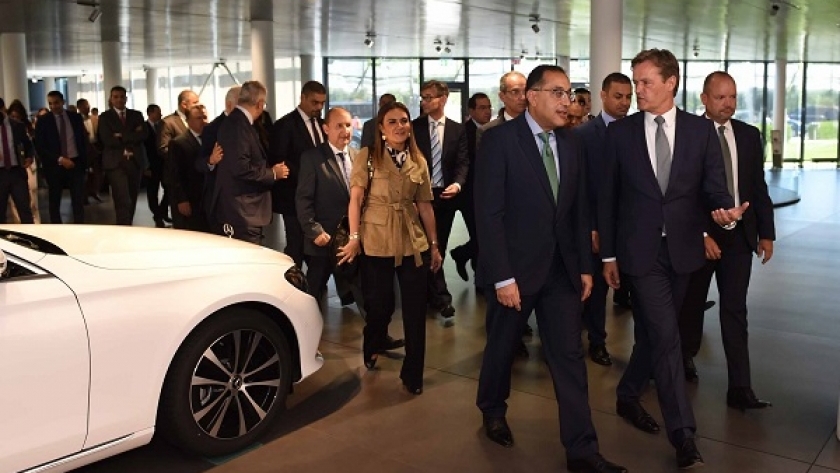 رئيس الوزراء اثناء زيارة مصنع مرسيدس