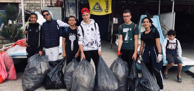الشباب الجزائري بعد جمع القمامة من الشواطئ
