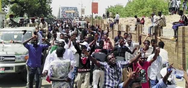 متظاهرون سودانيون خلال تجمع حاشد أمام وزارة الدفاع فى العاصمة «أ. ف. ب»