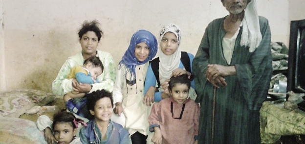 بنات «وفاء» السبع مع جدهن بمدينة أخميم بسوهاج