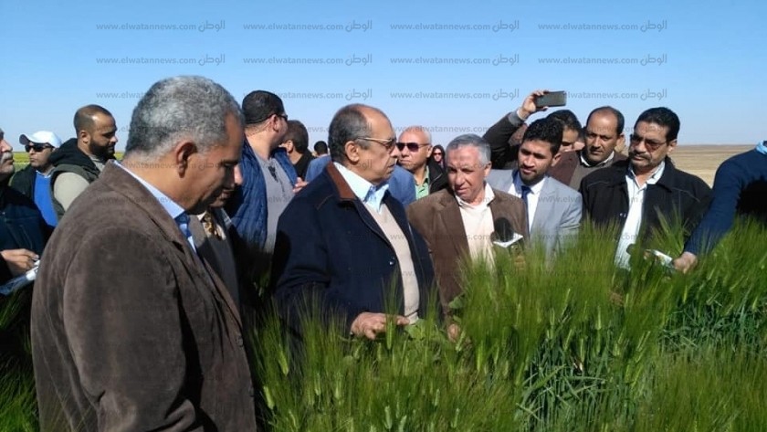 وزير الزراعة ومحافظ المنيا يتفقدا مزرعة الـ ٤ محاصيل بمشروع الـ1.5فدان