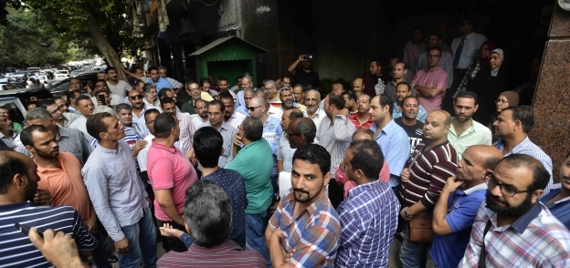 بالصور| وقفة احتجاجية لعمال "المقاولات المصرية": "عايزين فلوسنا"