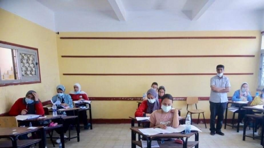 طلاب الثانوية العامة أثناء أداء امتحان اليوم الأول