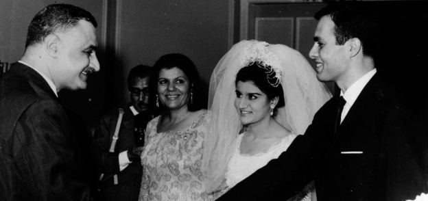 أشرف مروان يصافح الرئيس جمال عبد الناصر أثناء حفل زفافه على ابنته- أرشيفية