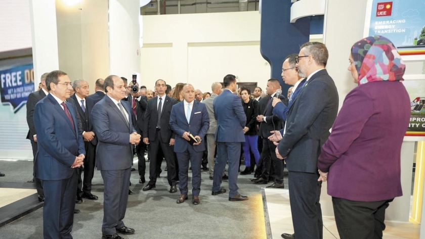 الرئيس السيسي ووزير البترول خلال تفقد معرض مصر الدولي السابع للطاقة