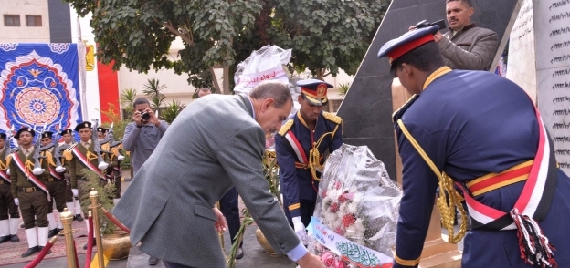 محافظ أسيوط يضع اكليل من الزهور على النصب التذكارى للشهداء بقوات الأمن ويزور المرضى بمستشفى الشرطة
